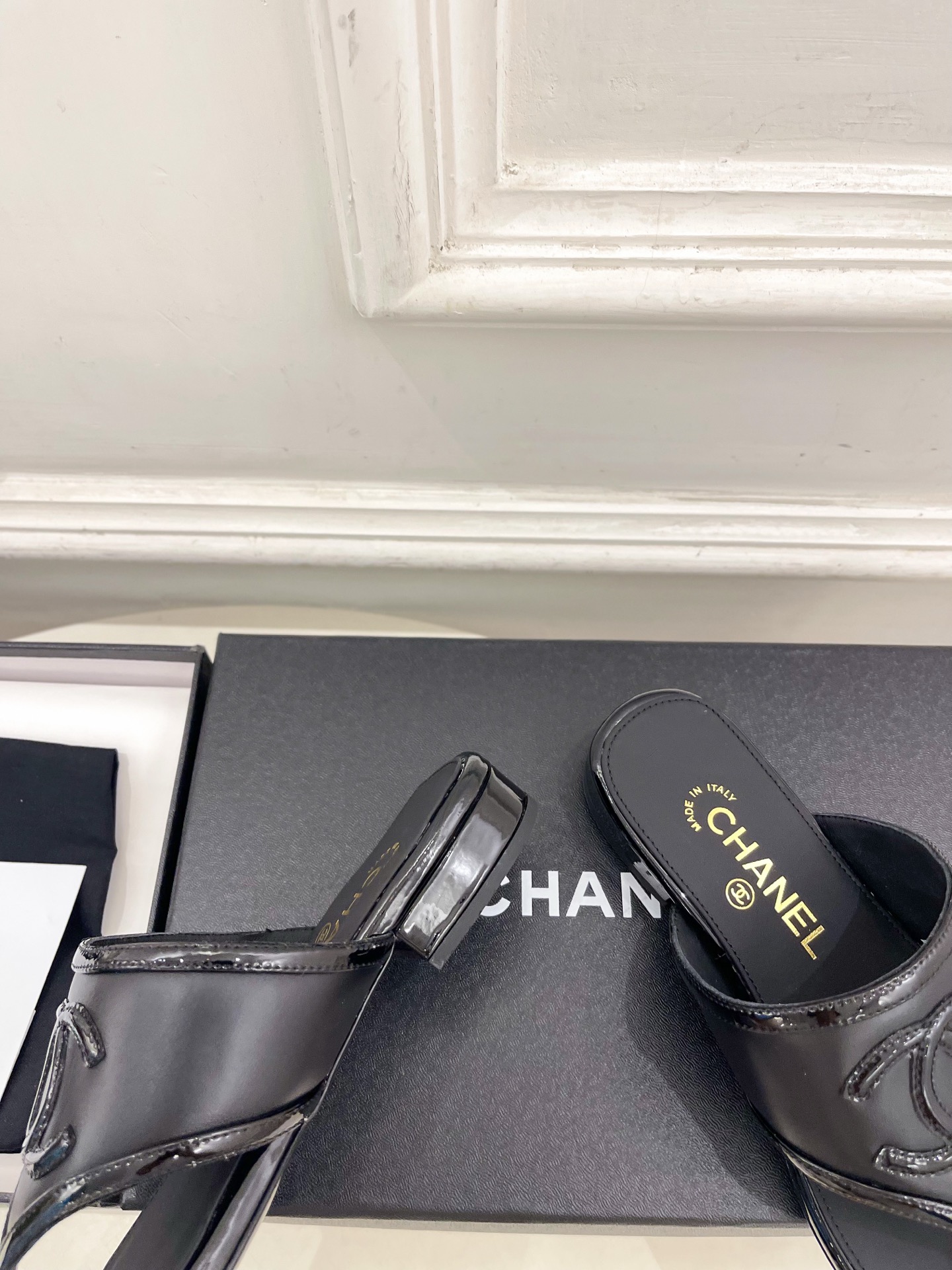 𝐂𝐇𝐀𝐍𝐄𝐋  | 小香  26𝐬𝐬  🦋2026 春夏新品  专柜经典走秀款 小香双C拼色夹脚人字拖鞋 系列上新〰 🍬