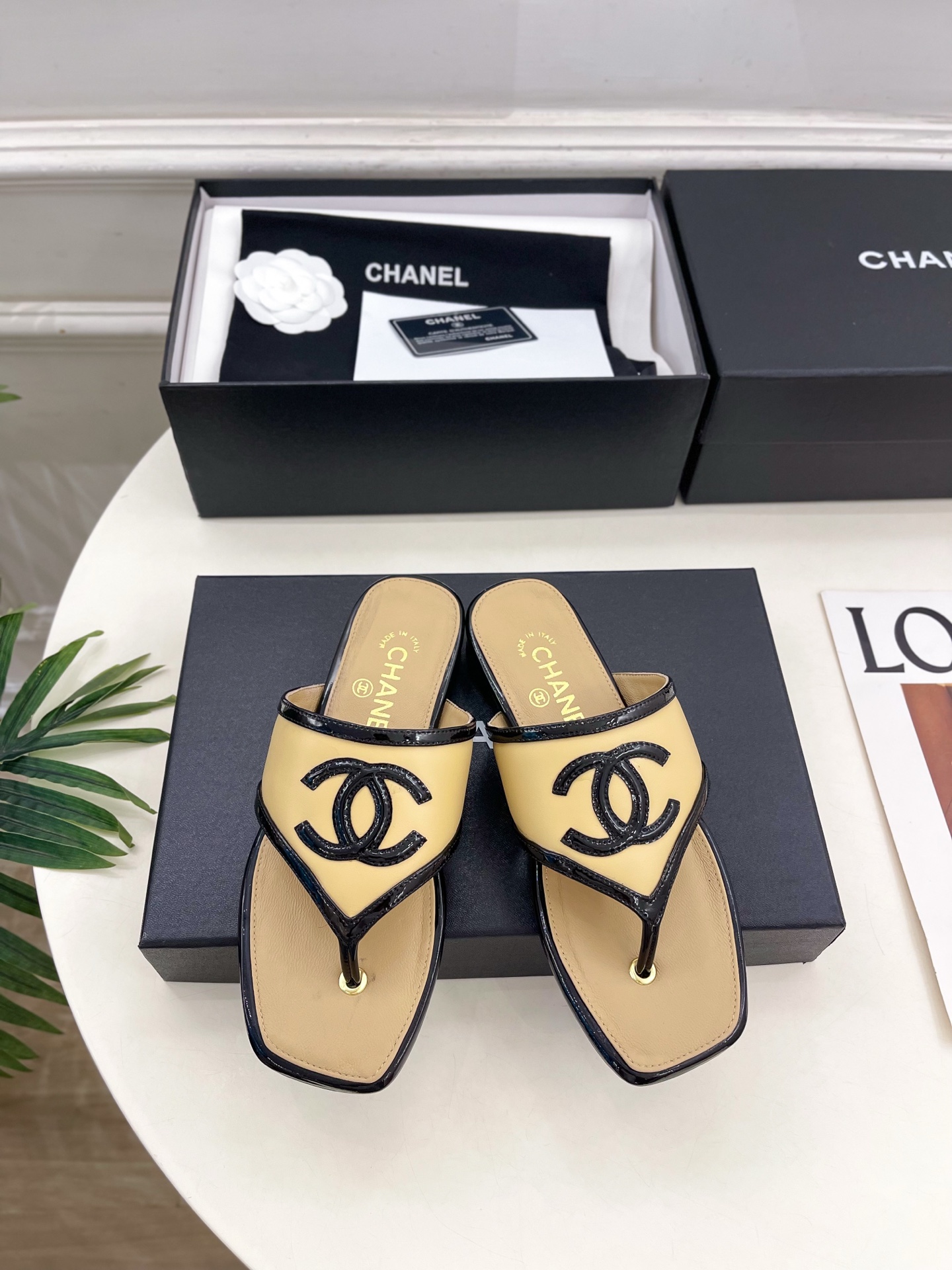 NO:925676,| Xiaoxiang 26 2026 spring and summer new products, classic catwalk models in the counter, Xiaoxiang double C color-blocked flip-flops are new in the series. The absolute best in the BS fashion circle. The matching will interpret the meticulous, minimalist and never-fading classic elements, showing a unique dressing style that is too beautiful to say. A must-have item for summer... ━━━━━ t ━━━━━  Highly customized original leather upper, imported silk sheepskin lining, outsole, original imported leather outsole, high flat heel, shoe size: 35-39 (40.41 customized, non-refundable) No. 2607043, split-toe shoes, slippers, sheepskin, Leather soles19860909| 小香 26 2026 春夏新品 专柜经典走秀款 小香双C拼色夹脚人字拖鞋 系列上新 BS时尚圈的绝绝子 搭配将演绎着细致 极简 永不褪去的经典元素 展现与众不同的穿搭风格美到无话可说 夏季必入款…… ━━━━━ t ━━━━━ 鞋面高定制原版皮料 内里进口丝绸羊皮里 大底原版进口真皮大底 跟高平底 鞋码: 35-39（40.41定制不退换）  编号2607043,分趾鞋,slippers,sheepskin,Leather soles,Women's Shoes