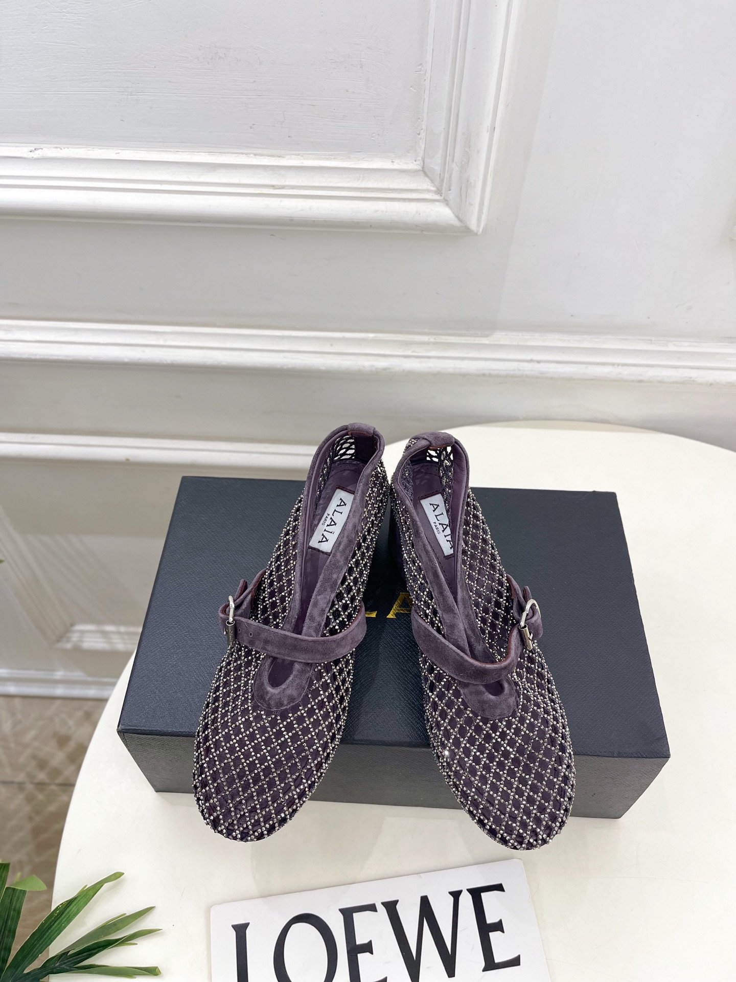 NO:925746,ALAA Alaa 26 2026 spring and summer new product, the same style as the show, classic hollow rhinestone fishnet thick heel Mary Jane shoes —————————— As the most popular genius designer brand in the past two years, Alaa’s simple design and luxurious texture will make you fall in love. If you don’t want to hit the streets, you can check out this brand. It is relatively niche but is so easy to match. You can see this brand everywhere on Instagram and Xiaohongshu!  BS original one-to-one customization, original custom-made upper with imported sheep fishnet diamonds, imported sheepskin lining, original imported genuine leather outsole, heel height 5.5cm, size 35~39 (40.41.42 can be customized), No. 2607053, split-toe shoes, mary jane, sheepskin, sheep, Leather soles19860909ALAA 阿莱亚26  2026春夏新品 秀场同款 经典镂空水钻渔网粗跟玛丽珍鞋 ————————— Alaa作为这两年最受欢迎的鬼才设计师品牌,设计简单、奢华的质感让你爱不释手 不想满大街撞款的可以看看这个品牌,比较小众却又是那么好搭配,ins、小红书随处可见这个品牌的身影！BS原版一比一定制  鞋面原版定制进口羊猄渔网钻 内里进口羊皮里 大底原版进口真皮大底 跟高5.5cm 码数35~39（40.41.42可定制）   编号2607053,分趾鞋单鞋,mary jane,sheepskin,sheep,Leather soles,Women's Shoes