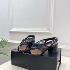ALAÏA 阿莱亚26𝐬𝐬 2026春夏新品 秀场同款经典渔网粗跟夹脚凉鞋 ————————— Alaïa作为这两年 ALAÏA 阿莱亚26𝐬𝐬 2026春夏新品 秀场同款经典渔网粗跟夹脚凉鞋 ————————— Alaïa作为这两年