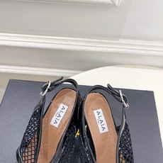 ALAÏA 阿莱亚26𝐬𝐬 2026春夏新品 秀场同款经典渔网粗跟夹脚凉鞋 ————————— Alaïa作为这两年 ALAÏA 阿莱亚26𝐬𝐬 2026春夏新品 秀场同款经典渔网粗跟夹脚凉鞋 ————————— Alaïa作为这两年