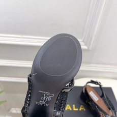 ALAÏA 阿莱亚26𝐬𝐬 2026春夏新品 秀场同款经典渔网粗跟夹脚凉鞋 ————————— Alaïa作为这两年 ALAÏA 阿莱亚26𝐬𝐬 2026春夏新品 秀场同款经典渔网粗跟夹脚凉鞋 ————————— Alaïa作为这两年