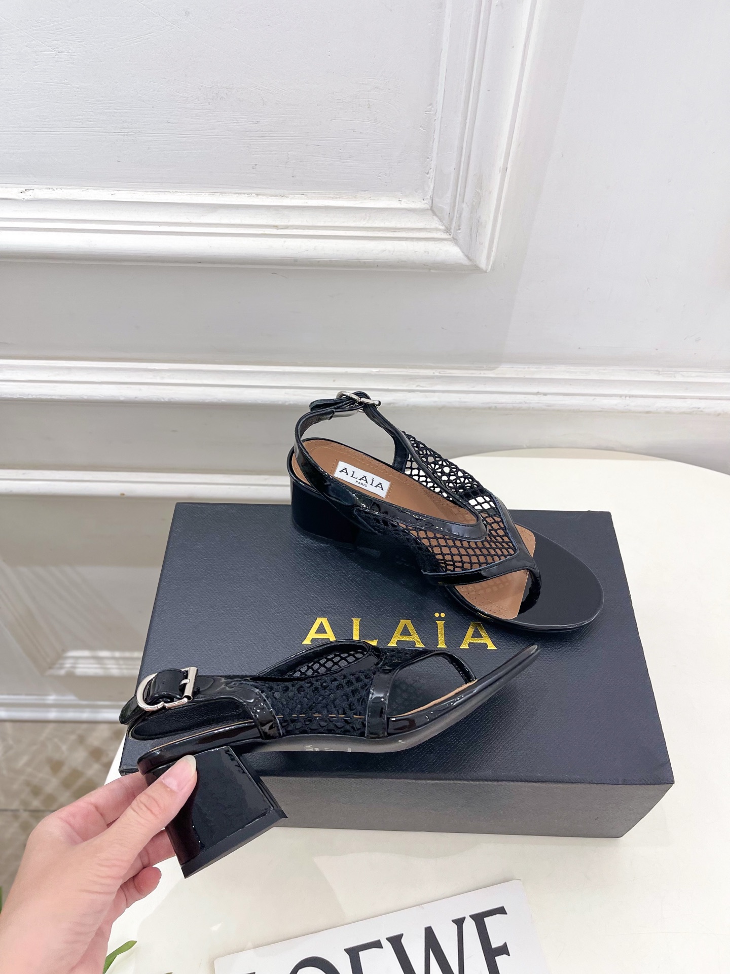 ALAÏA 阿莱亚26𝐬𝐬 2026春夏新品 秀场同款经典渔网粗跟夹脚凉鞋 ————————— Alaïa作为这两年 ALAÏA 阿莱亚26𝐬𝐬 2026春夏新品 秀场同款经典渔网粗跟夹脚凉鞋 ————————— Alaïa作为这两年