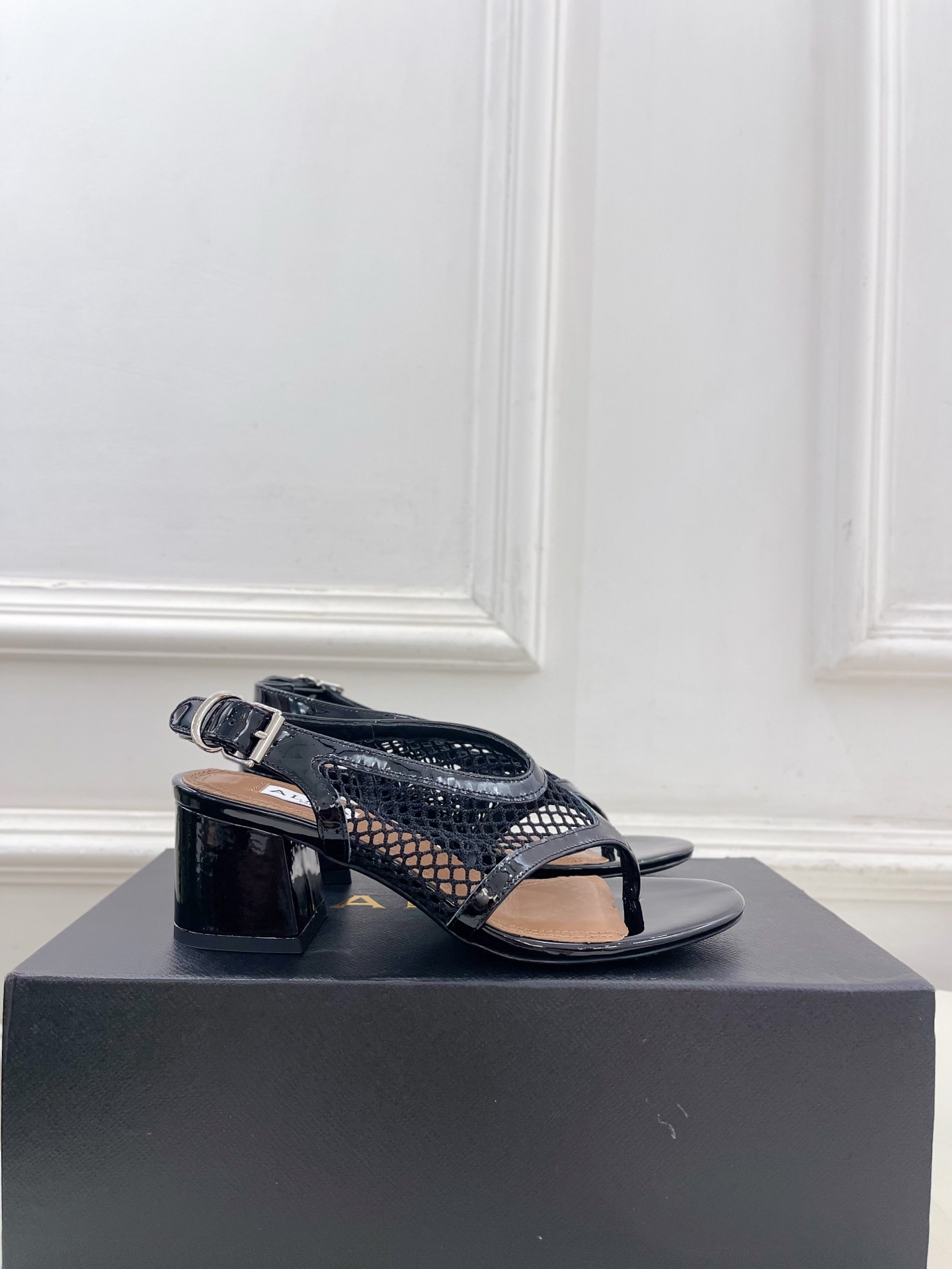 ALAÏA 阿莱亚26𝐬𝐬 2026春夏新品 秀场同款经典渔网粗跟夹脚凉鞋 ————————— Alaïa作为这两年 ALAÏA 阿莱亚26𝐬𝐬 2026春夏新品 秀场同款经典渔网粗跟夹脚凉鞋 ————————— Alaïa作为这两年