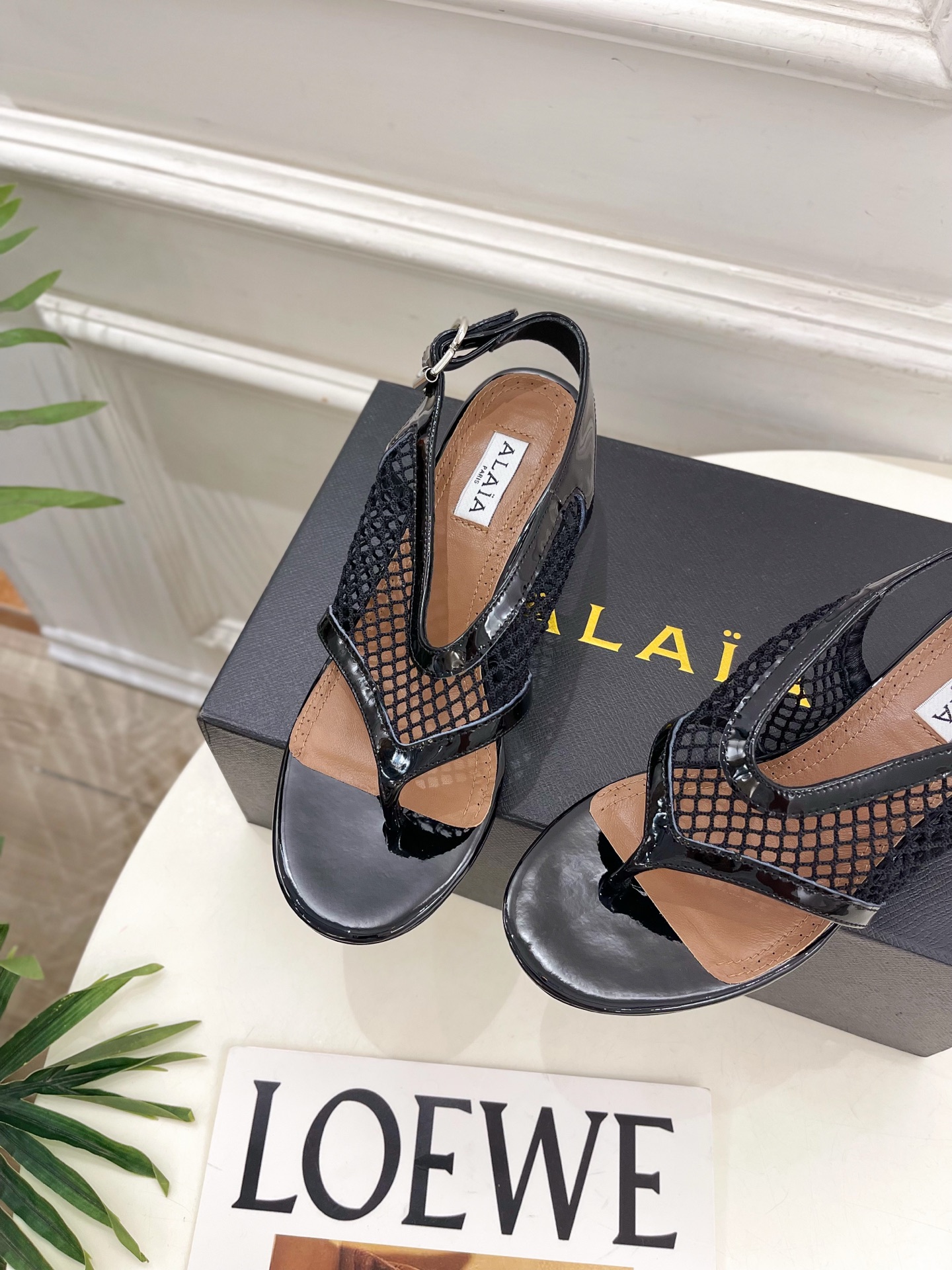 ALAÏA 阿莱亚26𝐬𝐬 2026春夏新品 秀场同款经典渔网粗跟夹脚凉鞋 ————————— Alaïa作为这两年 ALAÏA 阿莱亚26𝐬𝐬 2026春夏新品 秀场同款经典渔网粗跟夹脚凉鞋 ————————— Alaïa作为这两年