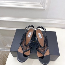 ALAÏA 阿莱亚26𝐬𝐬 2026春夏新品 秀场同款经典渔网粗跟夹脚凉鞋 ————————— Alaïa作为这两年 ALAÏA 阿莱亚26𝐬𝐬 2026春夏新品 秀场同款经典渔网粗跟夹脚凉鞋 ————————— Alaïa作为这两年