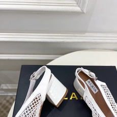 ALAÏA 阿莱亚26𝐬𝐬 2026春夏新品 秀场同款经典渔网粗跟夹脚凉鞋 ————————— Alaïa作为这两年 ALAÏA 阿莱亚26𝐬𝐬 2026春夏新品 秀场同款经典渔网粗跟夹脚凉鞋 ————————— Alaïa作为这两年