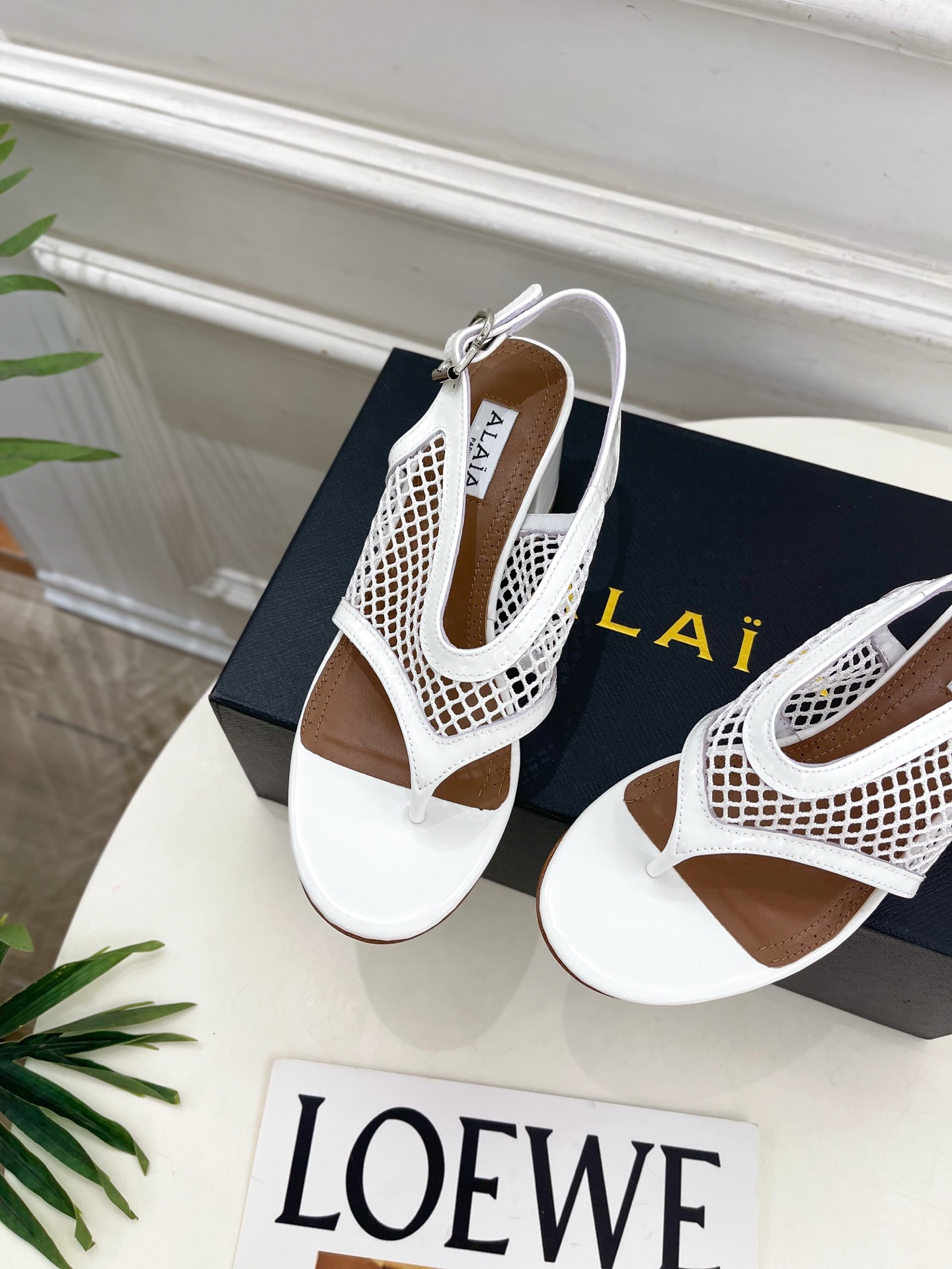ALAÏA 阿莱亚26𝐬𝐬 2026春夏新品 秀场同款经典渔网粗跟夹脚凉鞋 ————————— Alaïa作为这两年 ALAÏA 阿莱亚26𝐬𝐬 2026春夏新品 秀场同款经典渔网粗跟夹脚凉鞋 ————————— Alaïa作为这两年