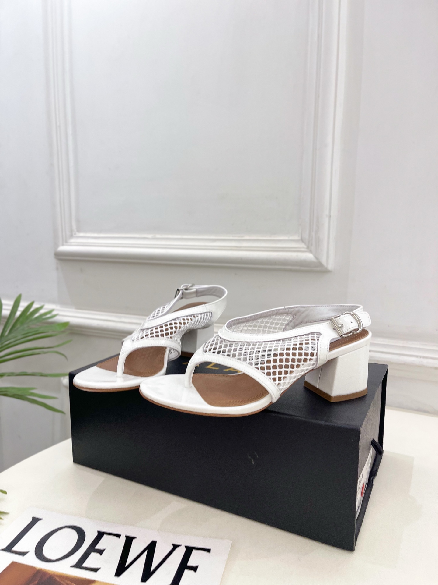 ALAÏA 阿莱亚26𝐬𝐬 2026春夏新品 秀场同款经典渔网粗跟夹脚凉鞋 ————————— Alaïa作为这两年 ALAÏA 阿莱亚26𝐬𝐬 2026春夏新品 秀场同款经典渔网粗跟夹脚凉鞋 ————————— Alaïa作为这两年