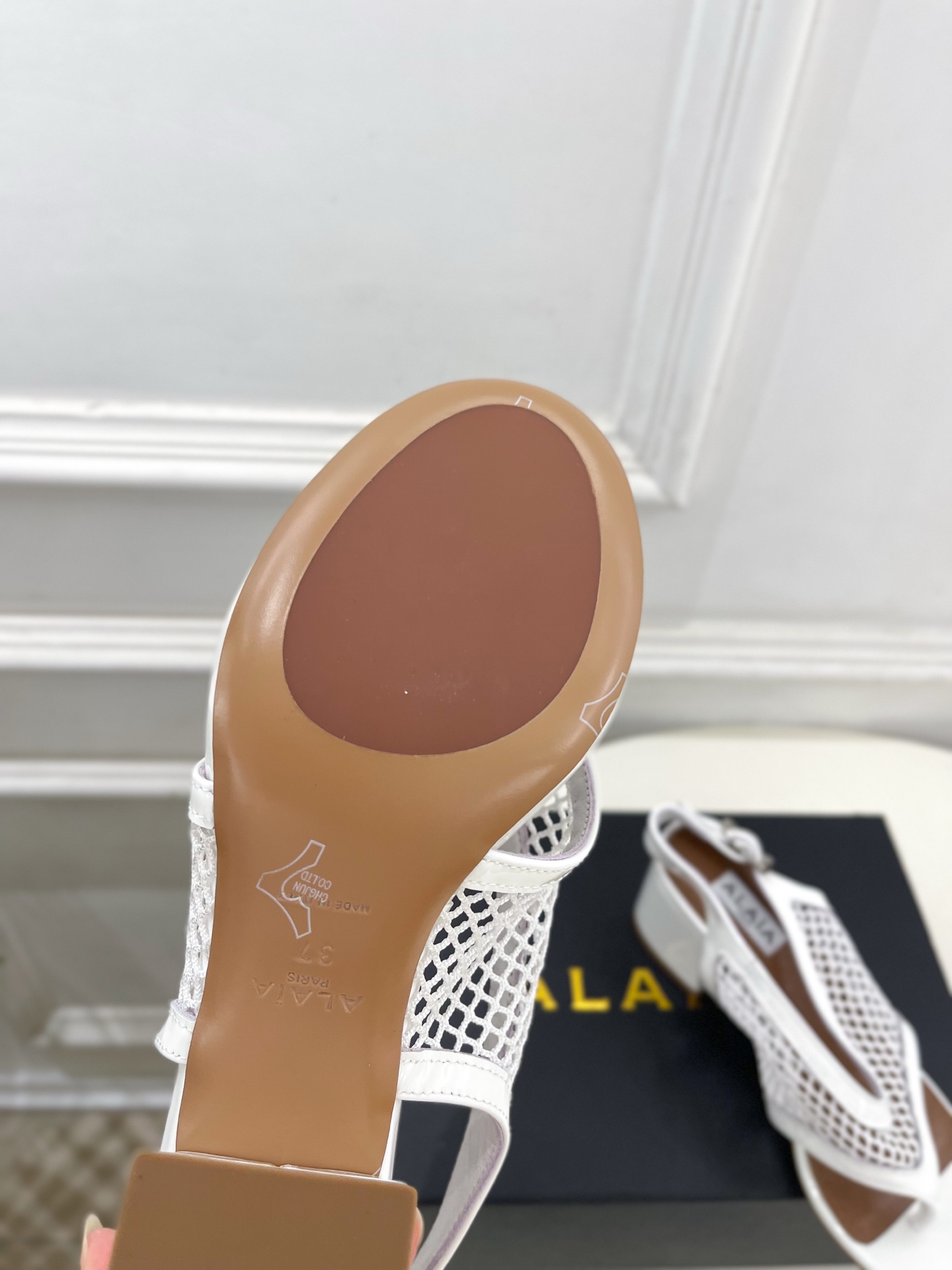ALAÏA 阿莱亚26𝐬𝐬 2026春夏新品 秀场同款经典渔网粗跟夹脚凉鞋 ————————— Alaïa作为这两年 ALAÏA 阿莱亚26𝐬𝐬 2026春夏新品 秀场同款经典渔网粗跟夹脚凉鞋 ————————— Alaïa作为这两年