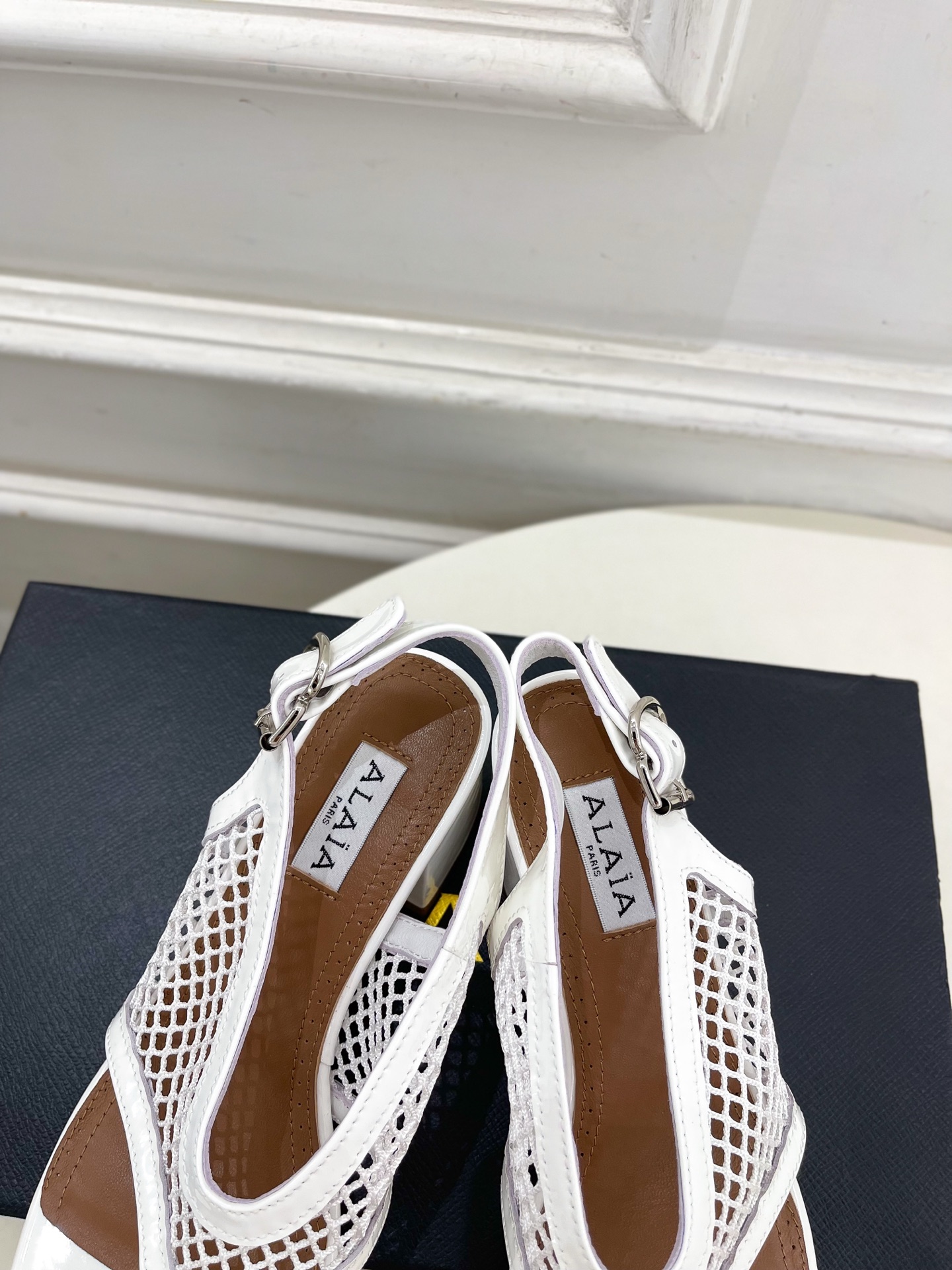 ALAÏA 阿莱亚26𝐬𝐬 2026春夏新品 秀场同款经典渔网粗跟夹脚凉鞋 ————————— Alaïa作为这两年 ALAÏA 阿莱亚26𝐬𝐬 2026春夏新品 秀场同款经典渔网粗跟夹脚凉鞋 ————————— Alaïa作为这两年