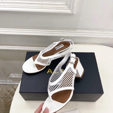 ALAÏA 阿莱亚26𝐬𝐬 2026春夏新品 秀场同款经典渔网粗跟夹脚凉鞋 ————————— Alaïa作为这两年 ALAÏA 阿莱亚26𝐬𝐬 2026春夏新品 秀场同款经典渔网粗跟夹脚凉鞋 ————————— Alaïa作为这两年