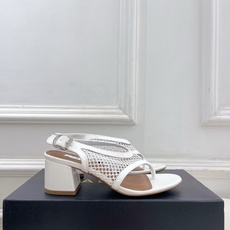 ALAÏA 阿莱亚26𝐬𝐬 2026春夏新品 秀场同款经典渔网粗跟夹脚凉鞋 ————————— Alaïa作为这两年 ALAÏA 阿莱亚26𝐬𝐬 2026春夏新品 秀场同款经典渔网粗跟夹脚凉鞋 ————————— Alaïa作为这两年