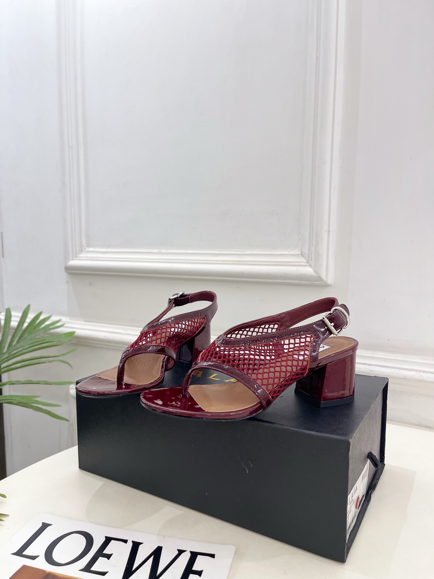 ALAÏA 阿莱亚26𝐬𝐬 2026春夏新品 秀场同款经典渔网粗跟夹脚凉鞋 ————————— Alaïa作为这两年 ALAÏA 阿莱亚26𝐬𝐬 2026春夏新品 秀场同款经典渔网粗跟夹脚凉鞋 ————————— Alaïa作为这两年
