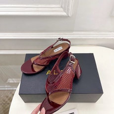 ALAÏA 阿莱亚26𝐬𝐬 2026春夏新品 秀场同款经典渔网粗跟夹脚凉鞋 ————————— Alaïa作为这两年 ALAÏA 阿莱亚26𝐬𝐬 2026春夏新品 秀场同款经典渔网粗跟夹脚凉鞋 ————————— Alaïa作为这两年