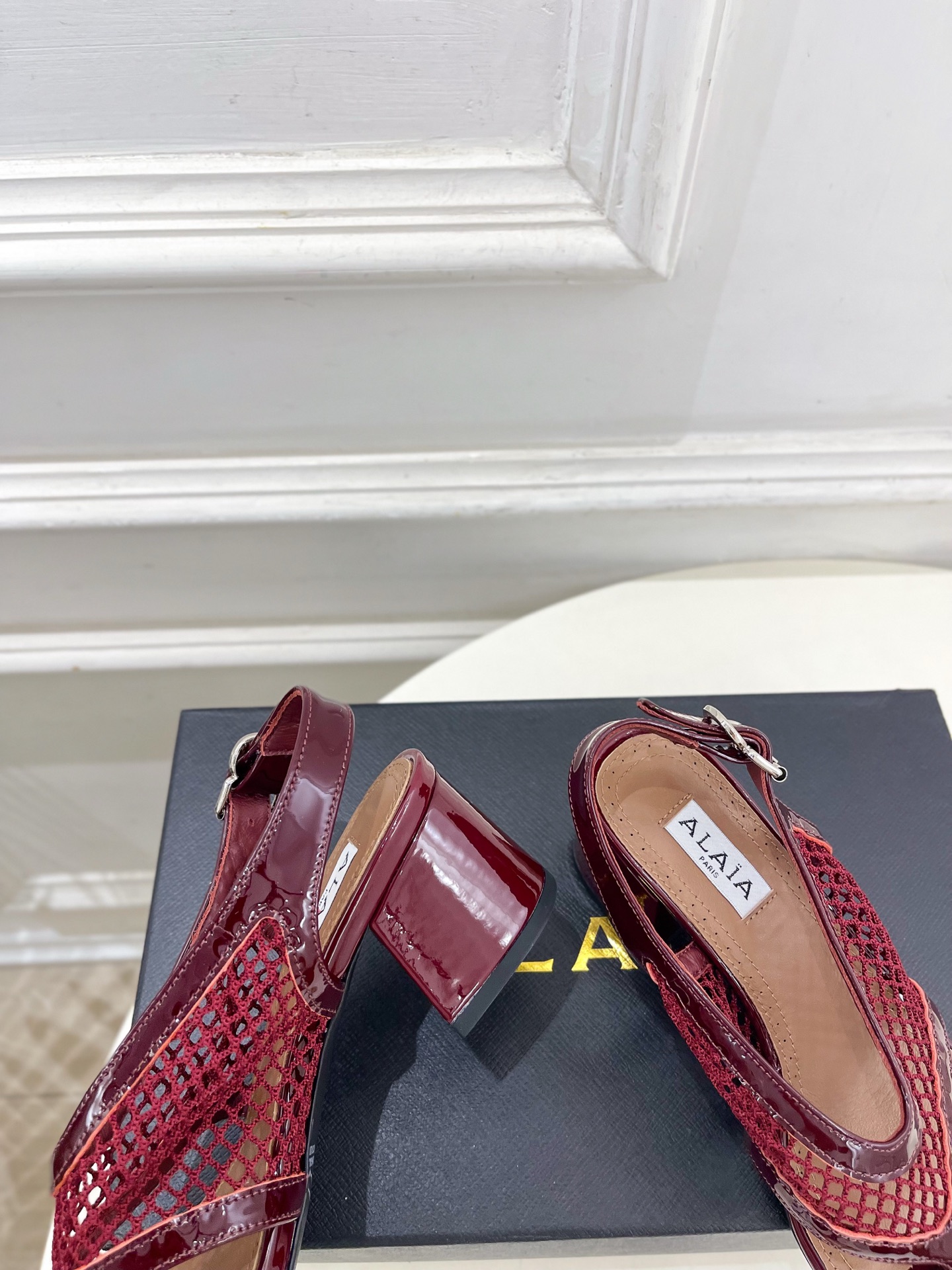 ALAÏA 阿莱亚26𝐬𝐬 2026春夏新品 秀场同款经典渔网粗跟夹脚凉鞋 ————————— Alaïa作为这两年 ALAÏA 阿莱亚26𝐬𝐬 2026春夏新品 秀场同款经典渔网粗跟夹脚凉鞋 ————————— Alaïa作为这两年