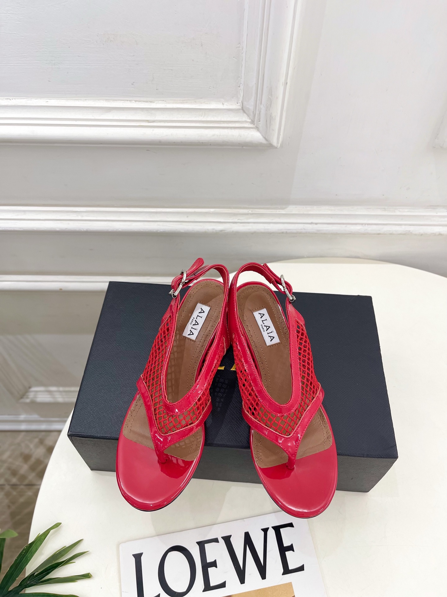 ALAÏA 阿莱亚26𝐬𝐬 2026春夏新品 秀场同款经典渔网粗跟夹脚凉鞋 ————————— Alaïa作为这两年 ALAÏA 阿莱亚26𝐬𝐬 2026春夏新品 秀场同款经典渔网粗跟夹脚凉鞋 ————————— Alaïa作为这两年