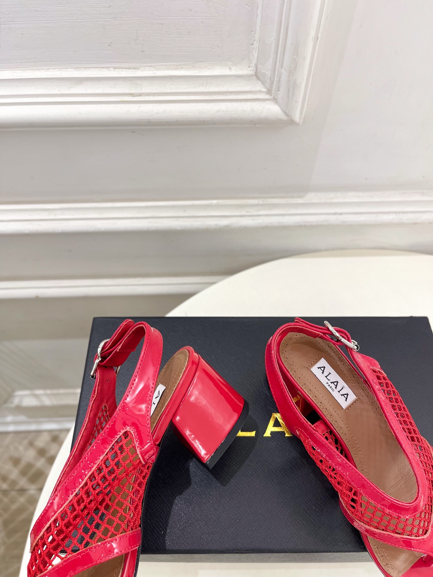 ALAÏA 阿莱亚26𝐬𝐬 2026春夏新品 秀场同款经典渔网粗跟夹脚凉鞋 ————————— Alaïa作为这两年 ALAÏA 阿莱亚26𝐬𝐬 2026春夏新品 秀场同款经典渔网粗跟夹脚凉鞋 ————————— Alaïa作为这两年