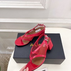 ALAÏA 阿莱亚26𝐬𝐬 2026春夏新品 秀场同款经典渔网粗跟夹脚凉鞋 ————————— Alaïa作为这两年 ALAÏA 阿莱亚26𝐬𝐬 2026春夏新品 秀场同款经典渔网粗跟夹脚凉鞋 ————————— Alaïa作为这两年
