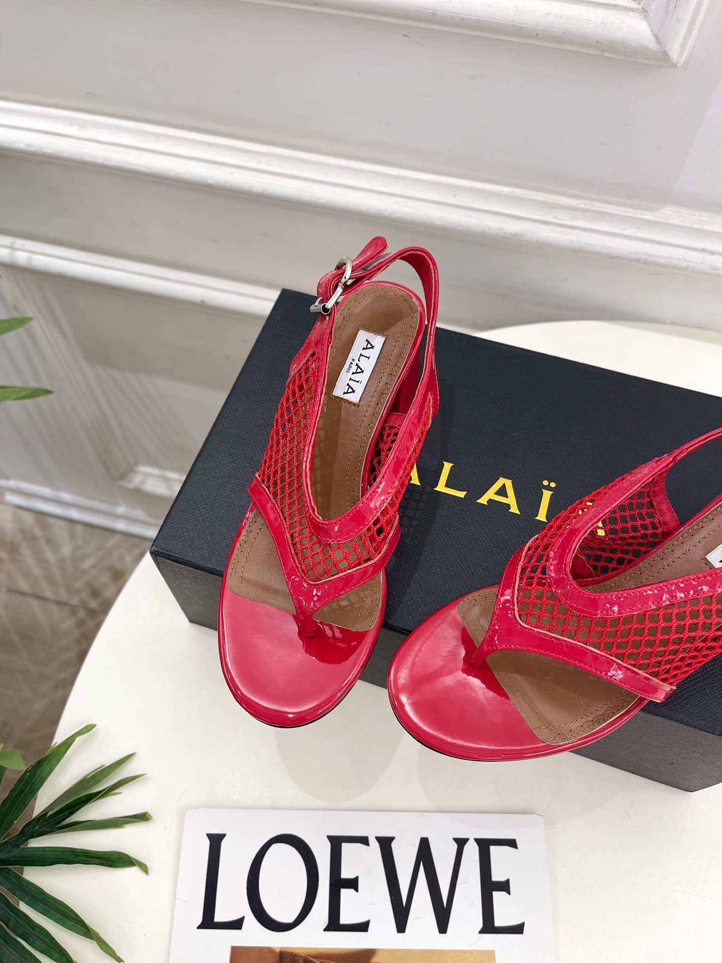 ALAÏA 阿莱亚26𝐬𝐬 2026春夏新品 秀场同款经典渔网粗跟夹脚凉鞋 ————————— Alaïa作为这两年 ALAÏA 阿莱亚26𝐬𝐬 2026春夏新品 秀场同款经典渔网粗跟夹脚凉鞋 ————————— Alaïa作为这两年
