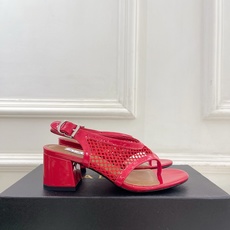 ALAÏA 阿莱亚26𝐬𝐬 2026春夏新品 秀场同款经典渔网粗跟夹脚凉鞋 ————————— Alaïa作为这两年 ALAÏA 阿莱亚26𝐬𝐬 2026春夏新品 秀场同款经典渔网粗跟夹脚凉鞋 ————————— Alaïa作为这两年