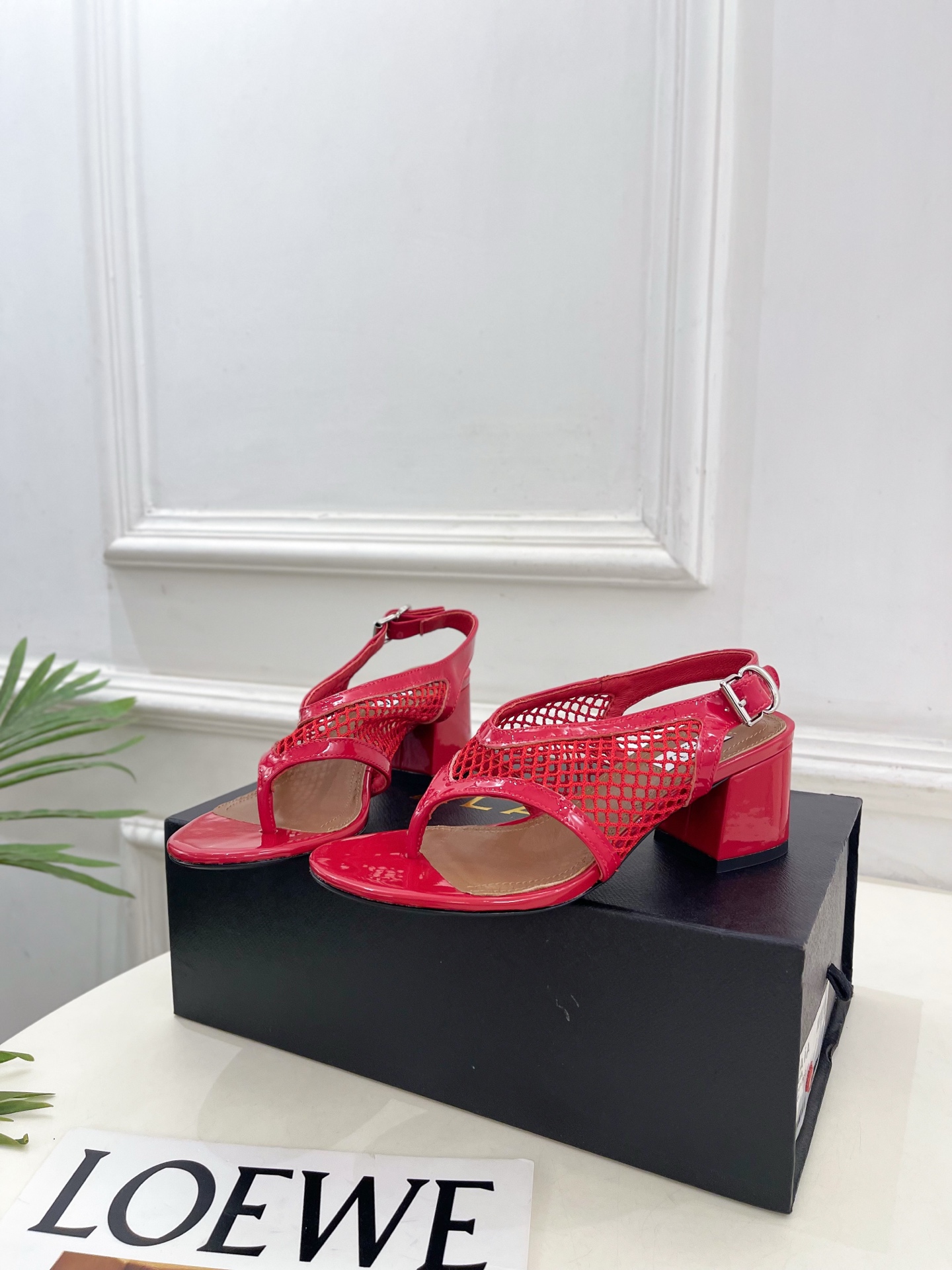 ALAÏA 阿莱亚26𝐬𝐬 2026春夏新品 秀场同款经典渔网粗跟夹脚凉鞋 ————————— Alaïa作为这两年 ALAÏA 阿莱亚26𝐬𝐬 2026春夏新品 秀场同款经典渔网粗跟夹脚凉鞋 ————————— Alaïa作为这两年