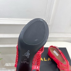 ALAÏA 阿莱亚26𝐬𝐬 2026春夏新品 秀场同款经典渔网粗跟夹脚凉鞋 ————————— Alaïa作为这两年 ALAÏA 阿莱亚26𝐬𝐬 2026春夏新品 秀场同款经典渔网粗跟夹脚凉鞋 ————————— Alaïa作为这两年