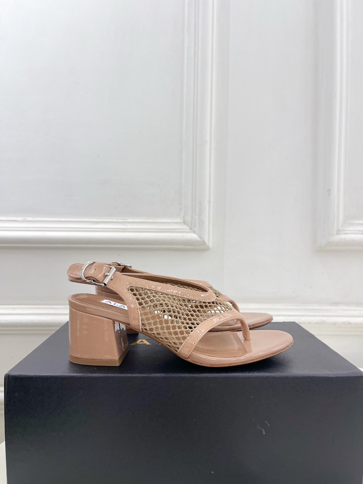 ALAÏA 阿莱亚26𝐬𝐬 2026春夏新品 秀场同款经典渔网粗跟夹脚凉鞋 ————————— Alaïa作为这两年 ALAÏA 阿莱亚26𝐬𝐬 2026春夏新品 秀场同款经典渔网粗跟夹脚凉鞋 ————————— Alaïa作为这两年