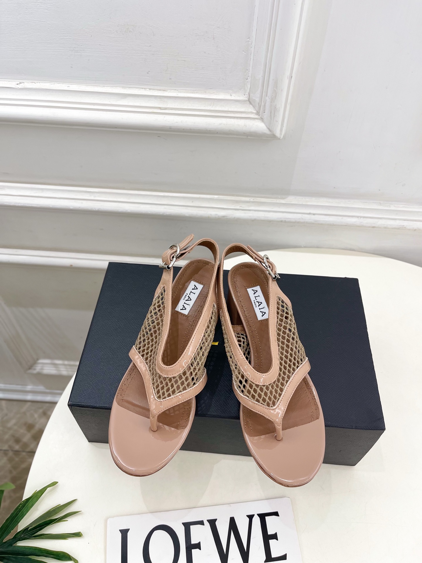 NO:925758,ALAA Alaa 26 2026 spring and summer new product, the same classic fishnet thick heel flip-flops sandals from the show ————————— Alaa is the most popular genius designer brand in the past two years. Its simple design and luxurious texture will make you fall in love with it. If you don’t want to hit the streets, you can check out this brand. It is relatively niche but is so easy to match. You can see this brand everywhere on Instagram and Xiaohongshu!  BS original one-to-one customization. Original custom-made imported patent leather fishnet upper. Imported sheepskin lining. Original imported genuine leather outsole. Heel height 5.5cm. Size 35~39 (40.41.42 customized, non-returnable). No. 2607053, split-toe shoes, sandals, sheepskin, Leather soles19860909ALAA 阿莱亚26  2026春夏新品 秀场同款经典渔网粗跟夹脚凉鞋 ————————— Alaa作为这两年最受欢迎的鬼才设计师品牌,设计简单、奢华的质感让你爱不释手 不想满大街撞款的可以看看这个品牌,比较小众却又是那么好搭配,ins、小红书随处可见这个品牌的身影！BS原版一比一定制  鞋面原版定制进口漆皮渔网面 内里进口羊皮里 大底原版进口真皮大底 跟高5.5cm 码数35~39（40.41.42定制不退换）   编号2607053,分趾鞋单鞋,sandals,sheepskin,Leather soles,Women's Shoes