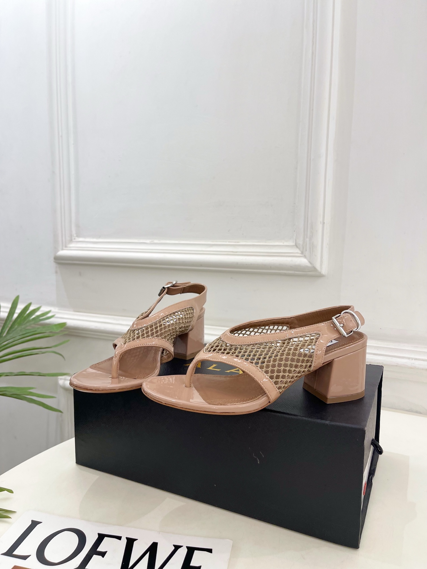 ALAÏA 阿莱亚26𝐬𝐬 2026春夏新品 秀场同款经典渔网粗跟夹脚凉鞋 ————————— Alaïa作为这两年 ALAÏA 阿莱亚26𝐬𝐬 2026春夏新品 秀场同款经典渔网粗跟夹脚凉鞋 ————————— Alaïa作为这两年