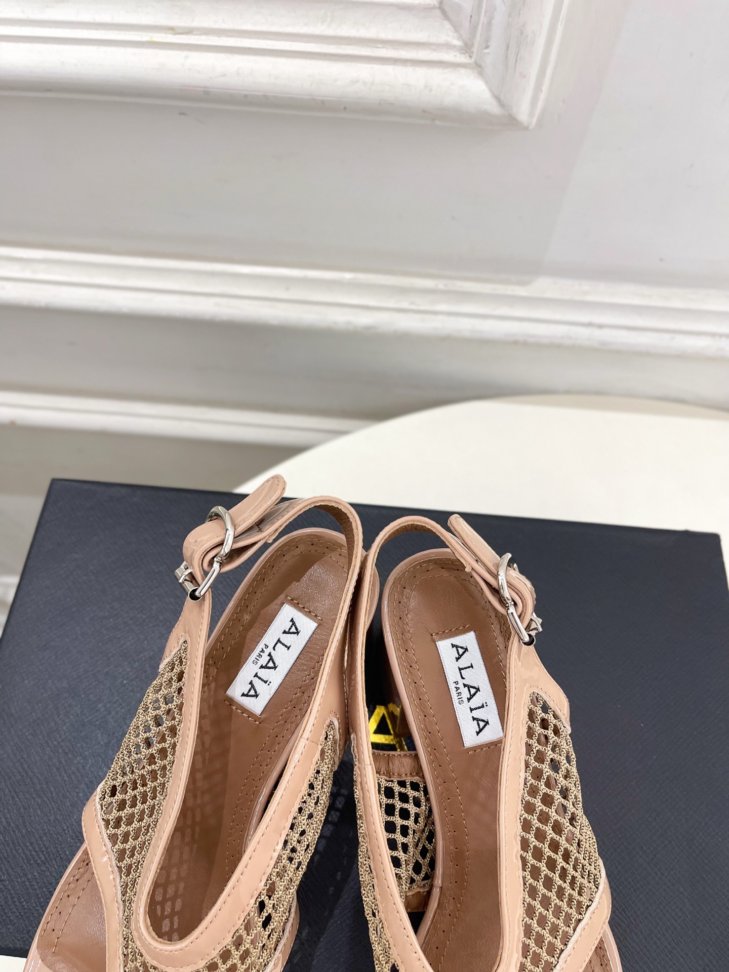 ALAÏA 阿莱亚26𝐬𝐬 2026春夏新品 秀场同款经典渔网粗跟夹脚凉鞋 ————————— Alaïa作为这两年 ALAÏA 阿莱亚26𝐬𝐬 2026春夏新品 秀场同款经典渔网粗跟夹脚凉鞋 ————————— Alaïa作为这两年