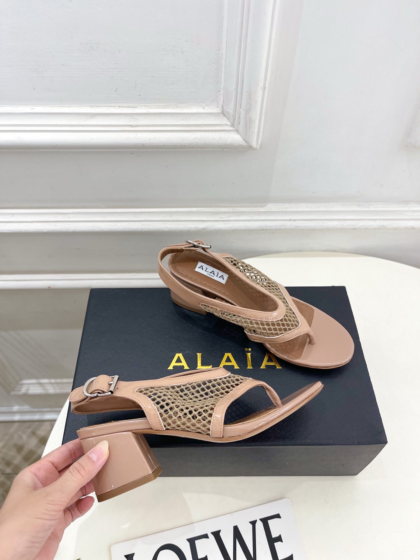 ALAÏA 阿莱亚26𝐬𝐬 2026春夏新品 秀场同款经典渔网粗跟夹脚凉鞋 ————————— Alaïa作为这两年 ALAÏA 阿莱亚26𝐬𝐬 2026春夏新品 秀场同款经典渔网粗跟夹脚凉鞋 ————————— Alaïa作为这两年