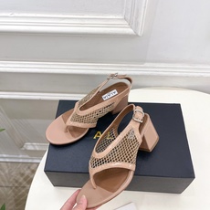 ALAÏA 阿莱亚26𝐬𝐬 2026春夏新品 秀场同款经典渔网粗跟夹脚凉鞋 ————————— Alaïa作为这两年 ALAÏA 阿莱亚26𝐬𝐬 2026春夏新品 秀场同款经典渔网粗跟夹脚凉鞋 ————————— Alaïa作为这两年