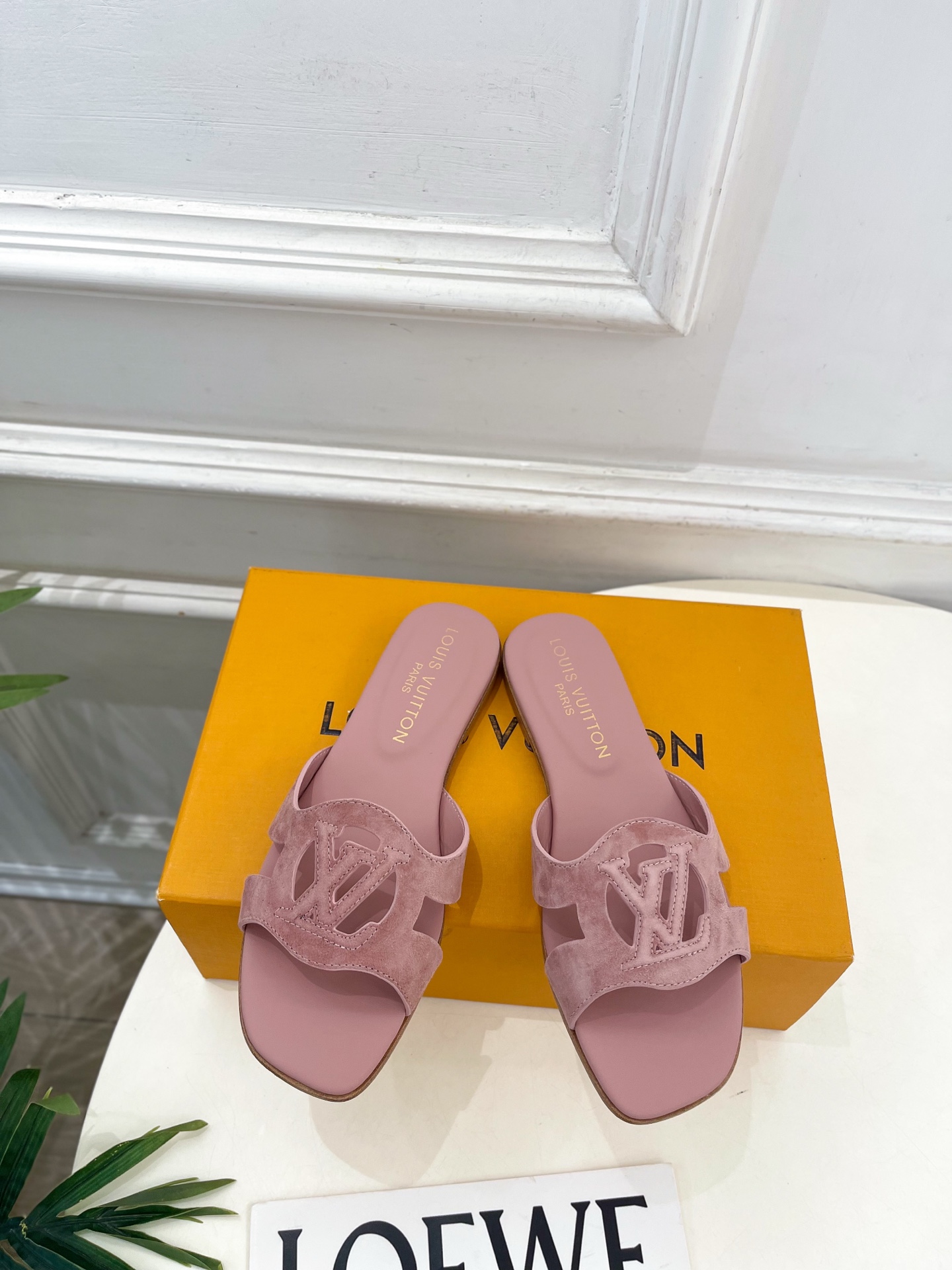 NO:925735,LV | Louis Vuitton 26 2026 spring and summer new models. The top version is the same as the original version. The counter focuses on the latest model. Classic LV ISOLA hollow flat slippers. New hard goods. BS purchasing level!  Full of high-end feel!  A popular model among bloggers at home and abroad, it is retro, fashionable and looks great on your feet!  Official website main recommendation★ ━━━━━ t ━━━━━ Original high-customized sheepskin upper, imported sheepskin lining, original top injection molded leather outsole, shoe size: 35-39 (34.40.41.42 customized) No. 2607003, slippers, louis vuitton, louis  vuitton,slippers,sheepskin,sheep,leather soles19860909LV | 路易威登 26 2026 春夏新款 顶级版本原版一致 专柜主打最新款 经典LV ISOLA镂空平底拖鞋 硬货上新 BS代购级别！高级感十足！国内外博主刷爆的一款,复古又时髦上脚美炸了！官网主推款★ ━━━━━ t ━━━━━ 鞋面原版高定制羊猄 内里进口羊皮里 大底原版顶级注塑真皮大底 鞋码: 35-39（34.40.41.42定制） 编号2607003,拖鞋,louis vuitton,louis vuitton,slippers,sheepskin,sheep,Leather soles,Women's Shoes