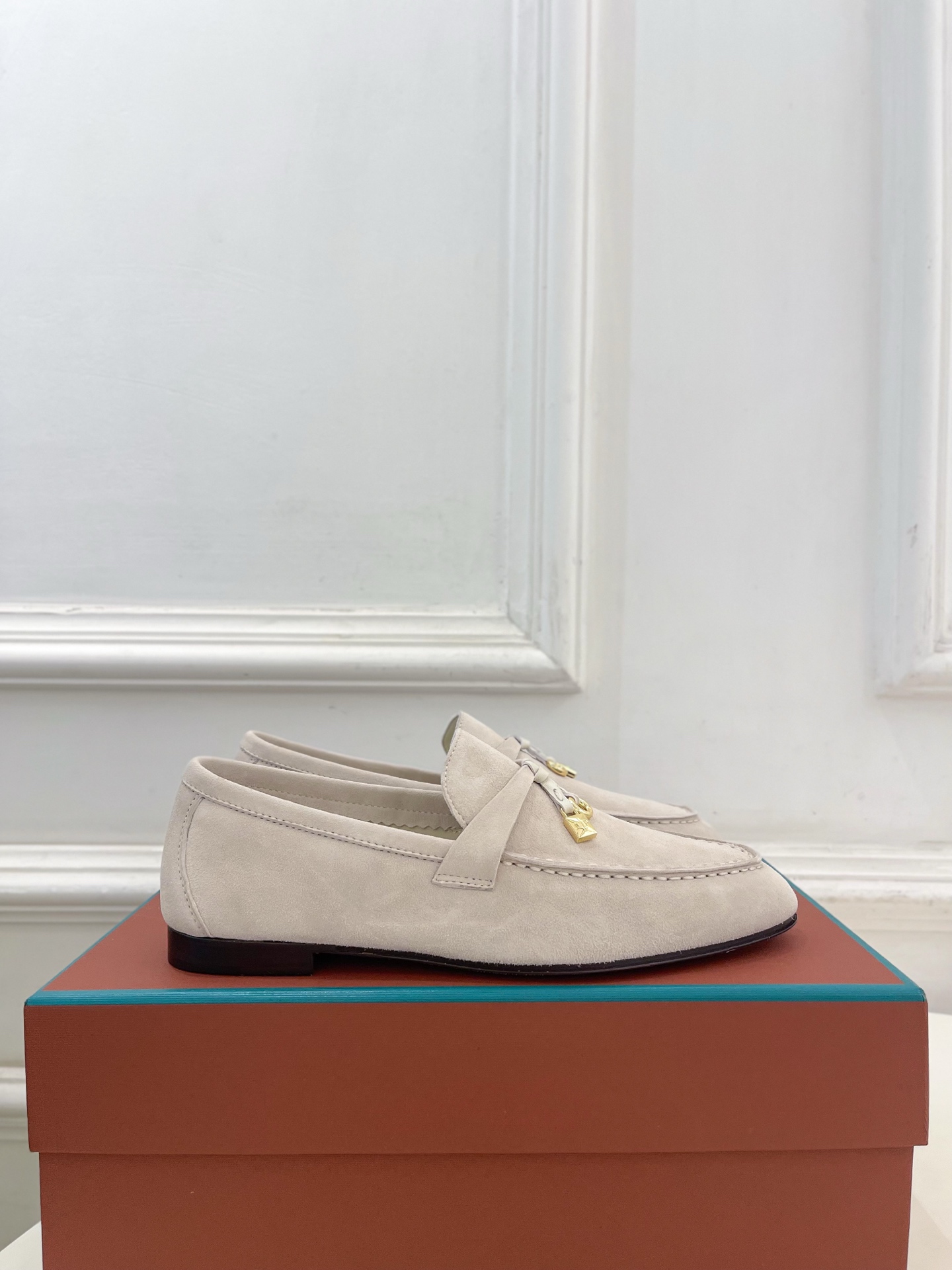 Loro Piana 乐悠翩雅 代购级别⚠️2026春夏新品 经典锁扣复古老钱风乐福鞋 ————————— LP是意大利 Loro Piana 乐悠翩雅 代购级别⚠️2026春夏新品 经典锁扣复古老钱风乐福鞋 ————————— LP是意大利