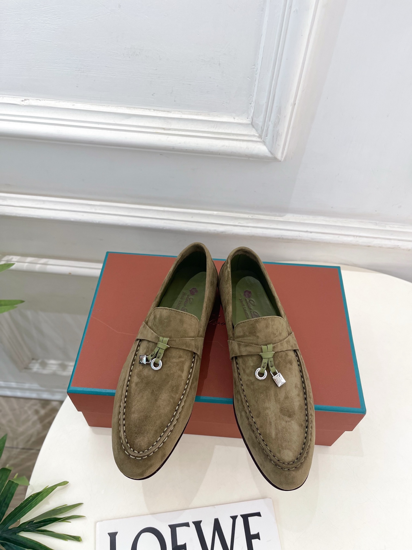 NO:925717,Loro Piana is a purchasing agent for 2026 spring and summer new products. Classic lock retro old-money style loafers ————————— LP is Italy’s top luxury brand. Low-key luxury design is consistent with solid colors. Simple, clever details, fresh and refined!  If you don’t want to hit the streets, you can check out this brand, Instagram, and Xiaohongshu. You can see this brand everywhere!  BS original one-to-one customization, original specific high mercerized sheepskin upper, imported sheepskin lining, original cowhide outsole, high flat heel, code number 35-39 (40.41.42 customized, non-returnable) No. 2707016, loafers, loro piana, loro piana, loafers, cowhide, sheepskin, sheep19860909Loro Piana 乐悠翩雅 代购级别2026春夏新品 经典锁扣复古老钱风乐福鞋 ————————— LP是意大利顶级奢侈品牌 低调奢华 设计都是一贯纯色系 简单、细节巧妙、清新脱俗！ 不想满大街撞款的可以看看这个品牌、ins、小红书随处可见这个品牌的身影！BS原版一比一定制 鞋面原版特定高丝光羊猄 内里进口羊皮里   大底原版牛皮大底 跟高平底 码数35-39(40.41.42定制不退换） 编号2707016,乐福鞋,loro piana,loro piana,loafers,cowhide,sheepskin,sheep,Women's Shoes