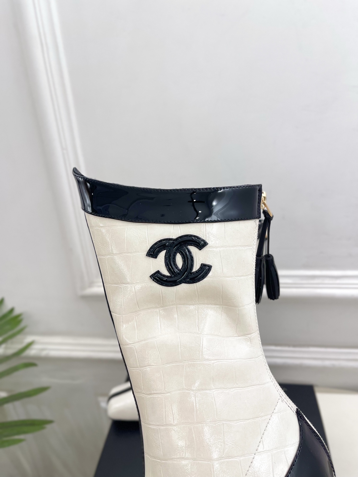 𝐂𝐇𝐀𝐍𝐄𝐋 | 小香 26𝐬𝐬 🦋2026 春夏新品 专柜经典走秀款 小香双C拼色方头金属高跟短靴 系列上新〰 𝐂𝐇𝐀𝐍𝐄𝐋 | 小香 26𝐬𝐬 🦋2026 春夏新品 专柜经典走秀款 小香双C拼色方头金属高跟短靴 系列上新〰