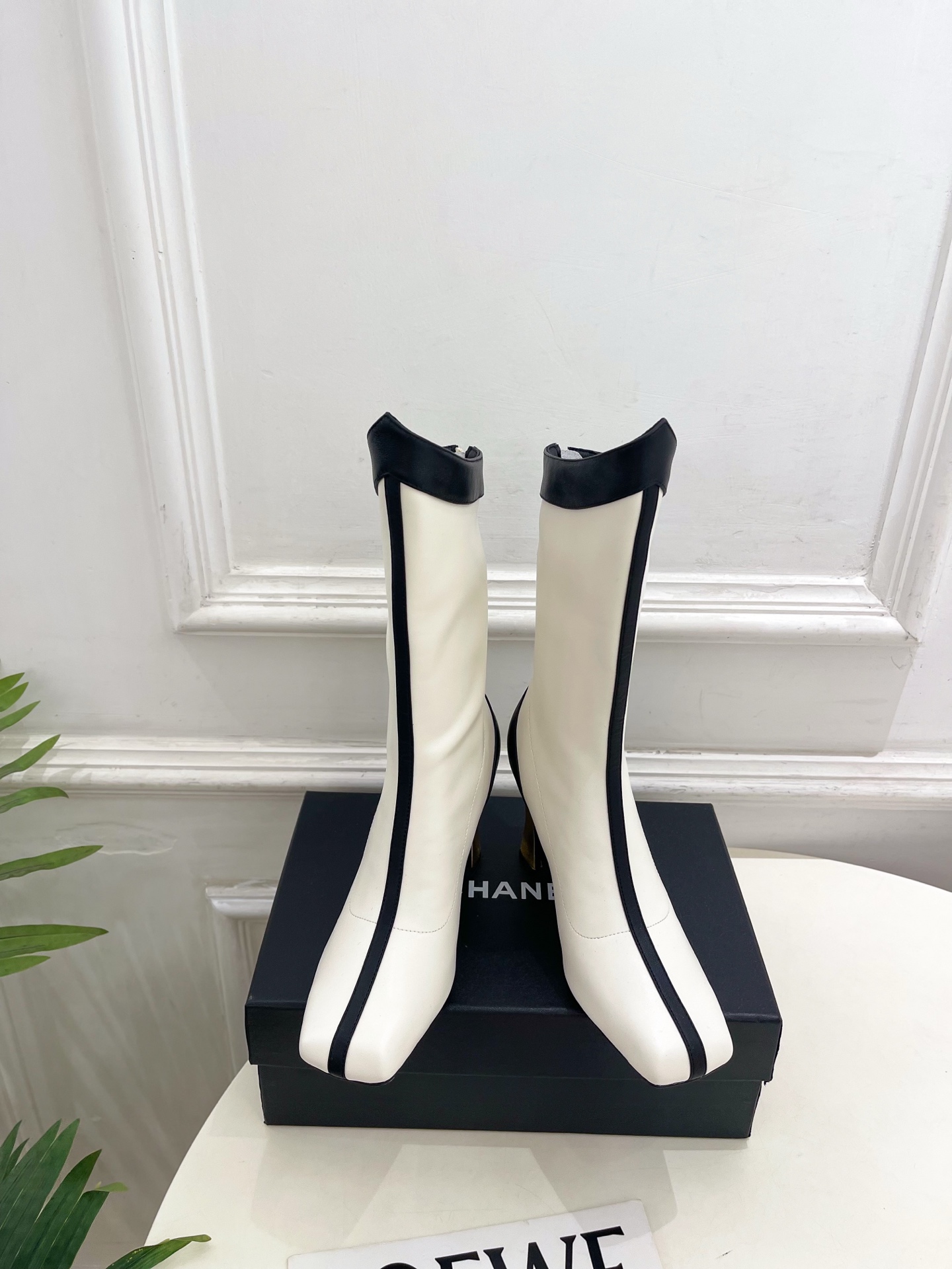 𝐂𝐇𝐀𝐍𝐄𝐋  | 小香  26𝐬𝐬  🦋2026 春夏新品  专柜经典走秀款 小香双C拼色方头金属高跟短靴 系列上新〰