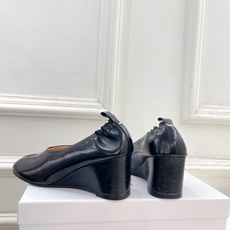 Maison Margiela· 马吉拉26𝐬𝐬 2026春夏新品MM6 复古分趾坡跟单鞋 凉鞋 ———————— M Maison Margiela· 马吉拉26𝐬𝐬 2026春夏新品MM6 复古分趾坡跟单鞋 凉鞋 ———————— M