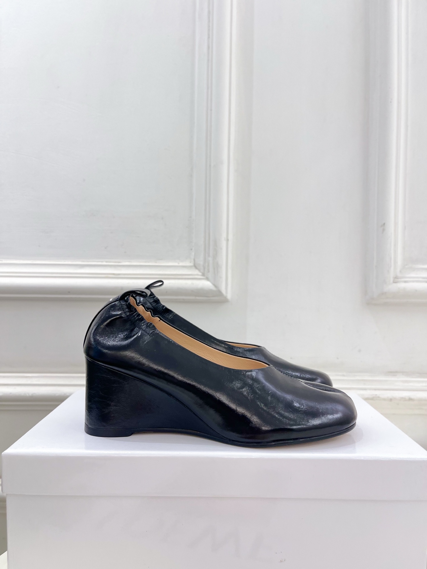 Maison Margiela· 马吉拉26𝐬𝐬 2026春夏新品MM6 复古分趾坡跟单鞋 凉鞋 ———————— M Maison Margiela· 马吉拉26𝐬𝐬 2026春夏新品MM6 复古分趾坡跟单鞋 凉鞋 ———————— M