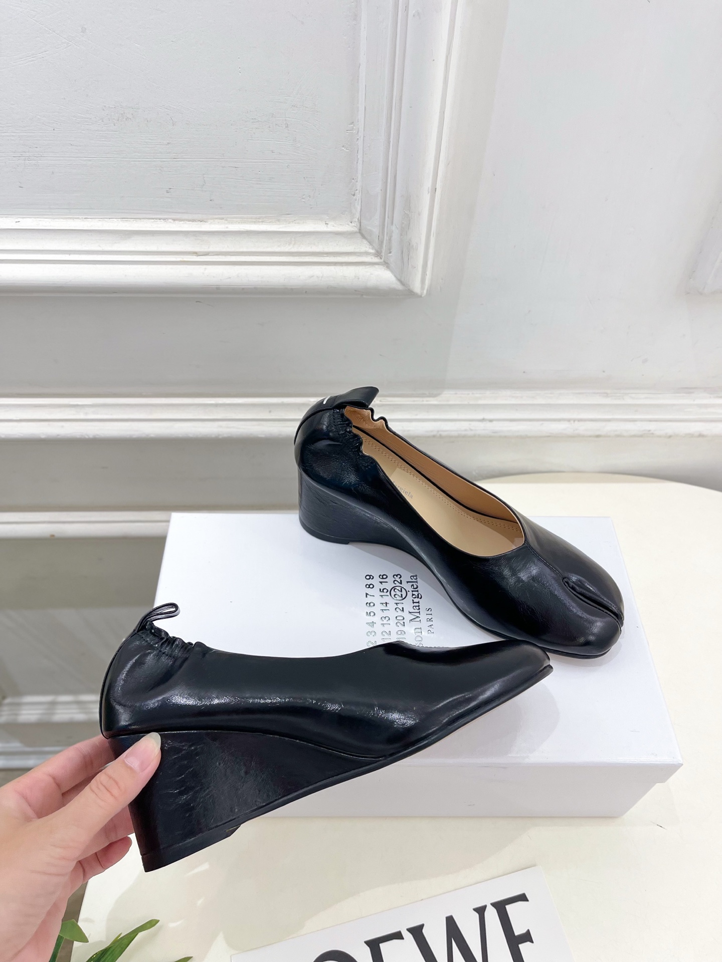 Maison Margiela· 马吉拉26𝐬𝐬 2026春夏新品MM6 复古分趾坡跟单鞋 凉鞋 ———————— M Maison Margiela· 马吉拉26𝐬𝐬 2026春夏新品MM6 复古分趾坡跟单鞋 凉鞋 ———————— M