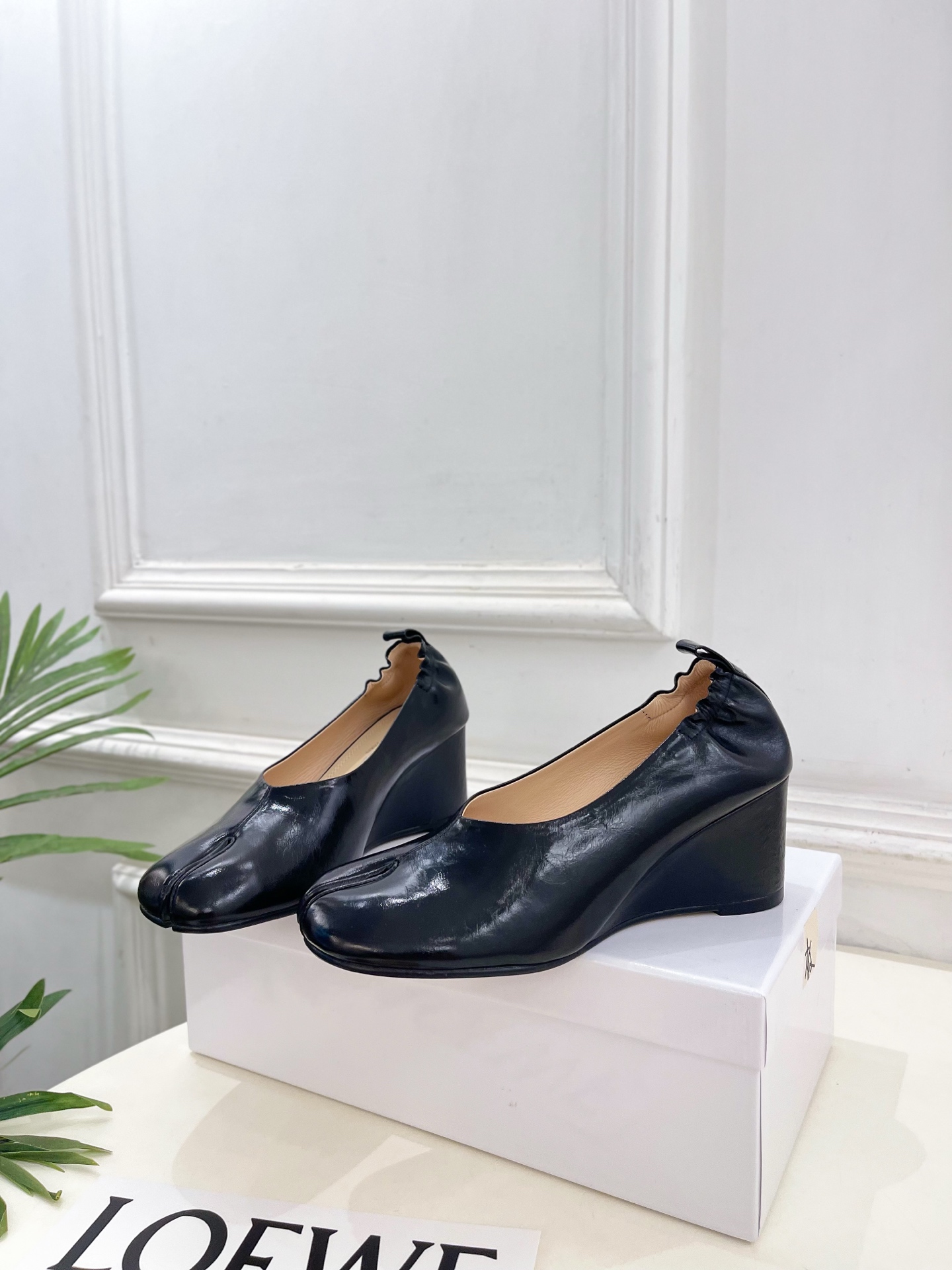 Maison Margiela· 马吉拉26𝐬𝐬 2026春夏新品MM6 复古分趾坡跟单鞋 凉鞋 ———————— M Maison Margiela· 马吉拉26𝐬𝐬 2026春夏新品MM6 复古分趾坡跟单鞋 凉鞋 ———————— M