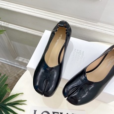 Maison Margiela· 马吉拉26𝐬𝐬 2026春夏新品MM6 复古分趾坡跟单鞋 凉鞋 ———————— M Maison Margiela· 马吉拉26𝐬𝐬 2026春夏新品MM6 复古分趾坡跟单鞋 凉鞋 ———————— M