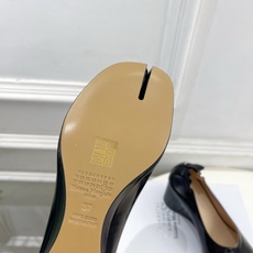 Maison Margiela· 马吉拉26𝐬𝐬 2026春夏新品MM6 复古分趾坡跟单鞋 凉鞋 ———————— M Maison Margiela· 马吉拉26𝐬𝐬 2026春夏新品MM6 复古分趾坡跟单鞋 凉鞋 ———————— M