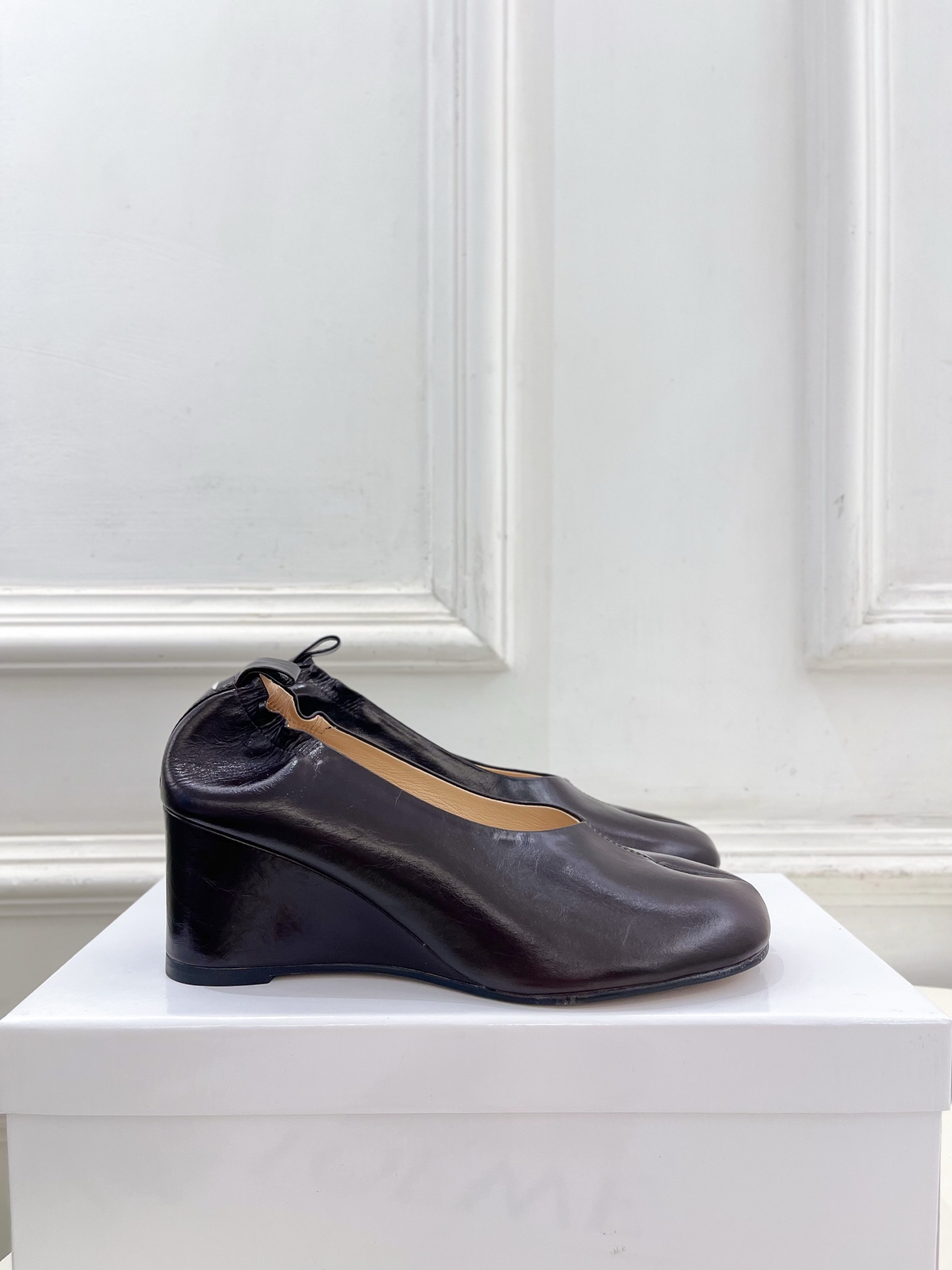 Maison Margiela· 马吉拉26𝐬𝐬  2026春夏新品MM6 复古分趾坡跟单鞋 凉鞋 ———————— M