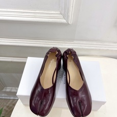 Maison Margiela· 马吉拉26𝐬𝐬 2026春夏新品MM6 复古分趾坡跟单鞋 凉鞋 ———————— M Maison Margiela· 马吉拉26𝐬𝐬 2026春夏新品MM6 复古分趾坡跟单鞋 凉鞋 ———————— M