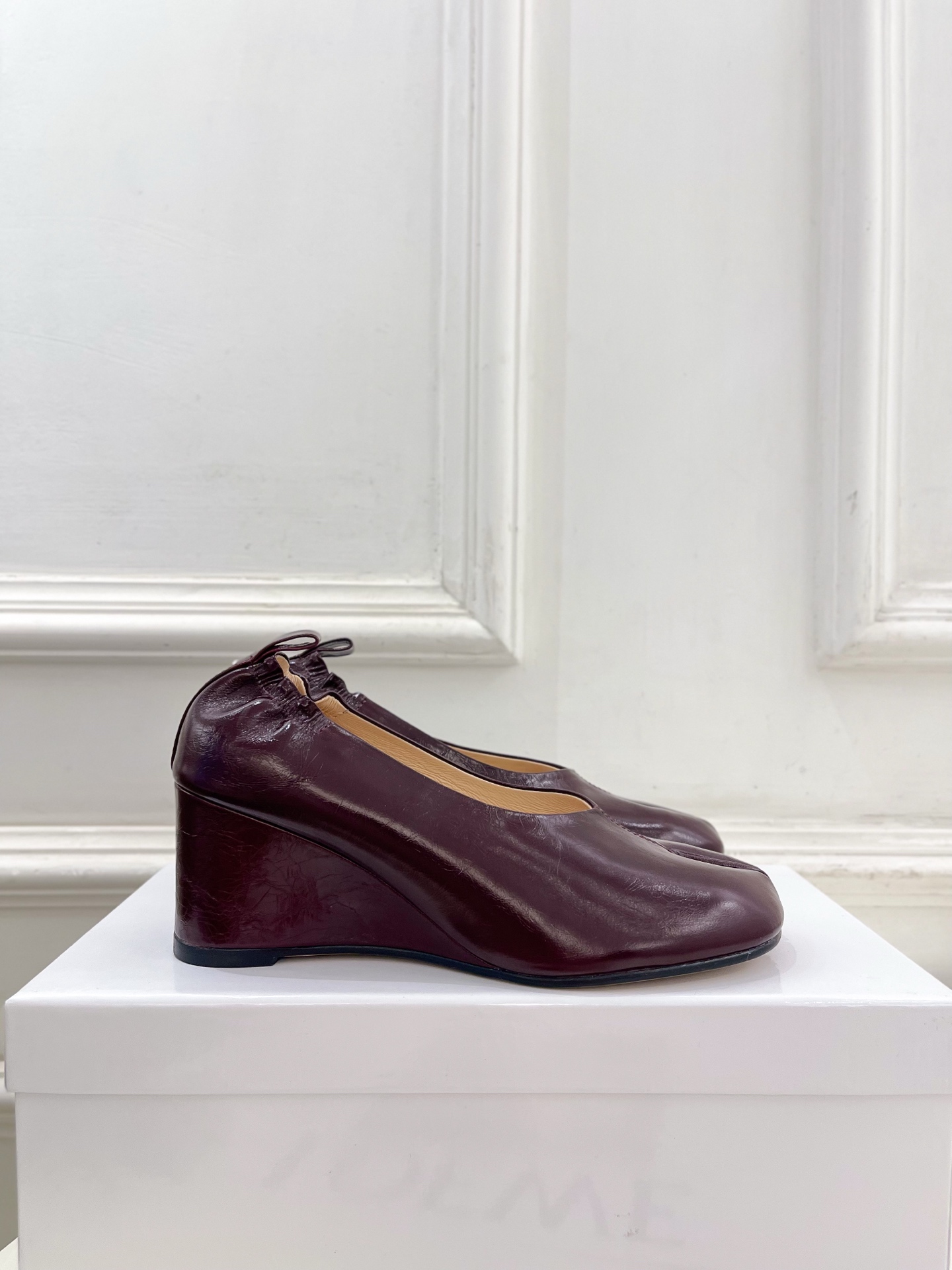 Maison Margiela· 马吉拉26𝐬𝐬 2026春夏新品MM6 复古分趾坡跟单鞋 凉鞋 ———————— M Maison Margiela· 马吉拉26𝐬𝐬 2026春夏新品MM6 复古分趾坡跟单鞋 凉鞋 ———————— M