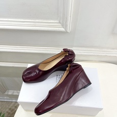 Maison Margiela· 马吉拉26𝐬𝐬 2026春夏新品MM6 复古分趾坡跟单鞋 凉鞋 ———————— M Maison Margiela· 马吉拉26𝐬𝐬 2026春夏新品MM6 复古分趾坡跟单鞋 凉鞋 ———————— M