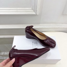 Maison Margiela· 马吉拉26𝐬𝐬 2026春夏新品MM6 复古分趾坡跟单鞋 凉鞋 ———————— M Maison Margiela· 马吉拉26𝐬𝐬 2026春夏新品MM6 复古分趾坡跟单鞋 凉鞋 ———————— M