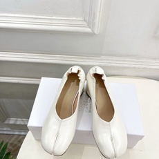 Maison Margiela· 马吉拉26𝐬𝐬 2026春夏新品MM6 复古分趾坡跟单鞋 凉鞋 ———————— M Maison Margiela· 马吉拉26𝐬𝐬 2026春夏新品MM6 复古分趾坡跟单鞋 凉鞋 ———————— M